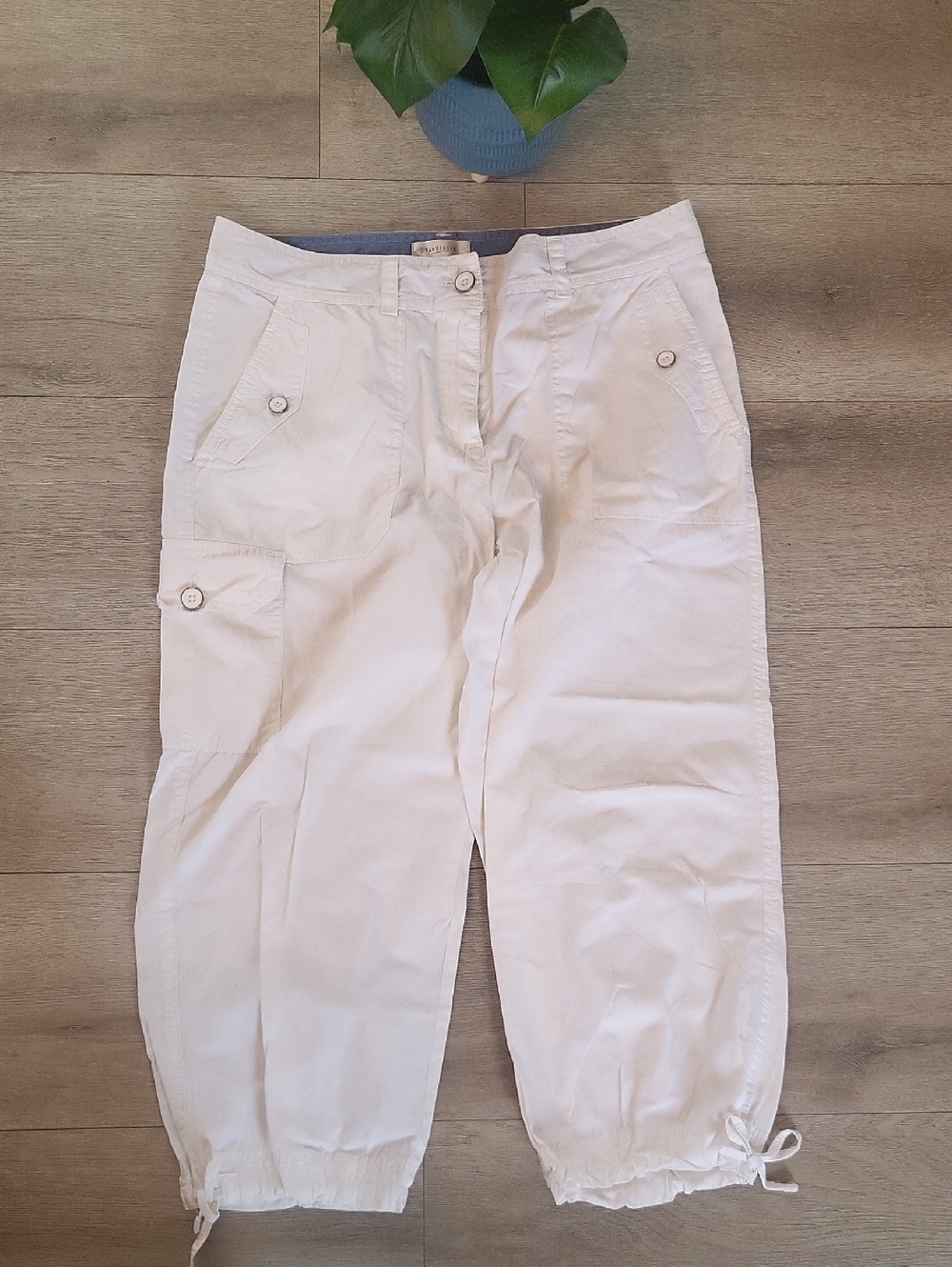 Van Heusen Size 10 White Cargo Capri Pants
